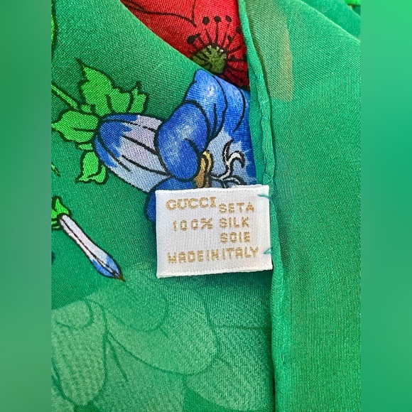Iconic Gucci vintage Flora extra large silk scarf! - Picture 7 of 11